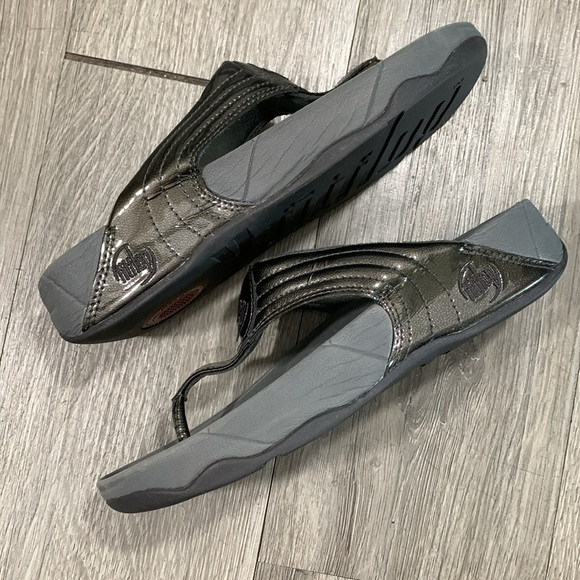 Fitflop Gray/Pewter Patent Leather Slip-On Thong Style Sandals size 7 - Picture 5 of 9